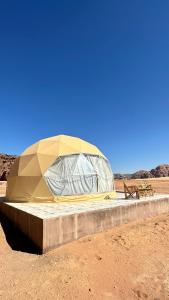 瓦迪拉姆Rum Mars camp的沙漠中的一个帐篷