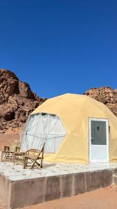 瓦迪拉姆Rum Mars camp的沙漠中带椅子和门的帐篷