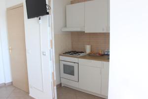 巴里bariairport的厨房配有白色橱柜和炉灶烤箱。