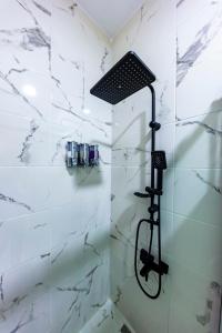 伊斯坦布尔Mia Mia Suites的带淋浴的浴室,拥有白色的大理石墙壁