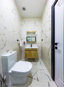 伊斯坦布尔Mia Mia Suites的白色的浴室设有卫生间和水槽。