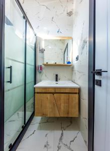 伊斯坦布尔Mia Mia Suites的一间带水槽和淋浴的浴室