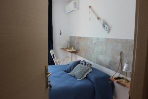 巴里bariairport的一间卧室配有一张蓝色的墙壁床