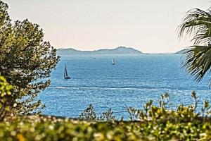 邦多勒Logement vue mer splendide - situé à 50 mètres du bord de mer et 2 minutes des plages - Bandolina的享有一大片水域和帆船的景色