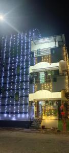 拉加蒙德里Srinivas service home的一座晚上有蓝色灯光的建筑