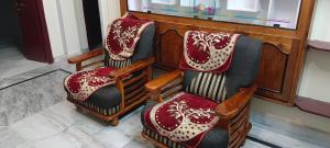 拉加蒙德里Srinivas service home的一组椅子彼此相邻