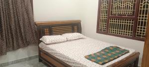 拉加蒙德里Srinivas service home的卧室内的一张带两个枕头的床
