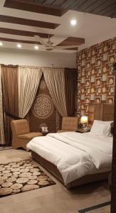 伊斯兰堡Madcrew Lodge的一间卧室配有一张大床和一张沙发