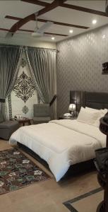 伊斯兰堡Madcrew Lodge的卧室配有白色大床和窗帘