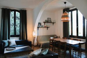 耶尔Villa les Grillons的客厅配有桌子和沙发