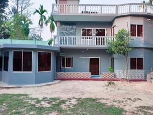 Juri Cottage: Duplex style, Sylhet divison, Bangladesh的蓝色和白色的房子设有阳台