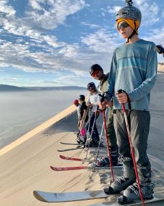 Acari Hotel Resort的一群滑雪者在沙漠中