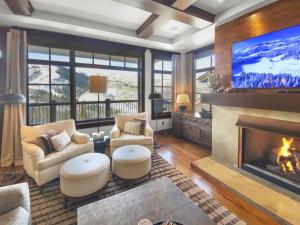 帕克城401 Empire Pass Ski-In Ski-Out Escape! Luxury at Deer Valley Mountains! condo的客厅设有壁炉和电视。