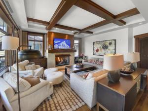 帕克城401 Empire Pass Ski-In Ski-Out Escape! Luxury at Deer Valley Mountains! condo的客厅配有家具和壁炉