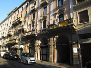 塞斯托-圣乔凡尼欧洲酒店的停在大楼前的白色汽车