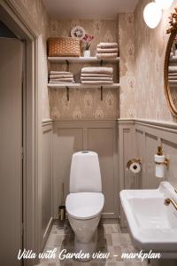 TimråMerlo Slott的浴室配有白色卫生间和盥洗盆。