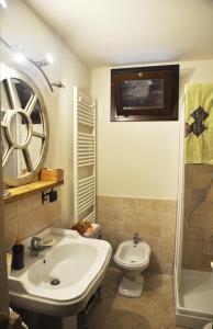 拉莫拉神圣睡眠公寓的一间带水槽、卫生间和淋浴的浴室