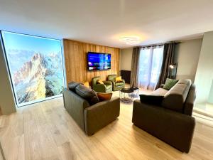 莱德萨阿尔卑斯Appartements Chalet Lauranoure Centre Station的客厅设有两张沙发和一个大窗户