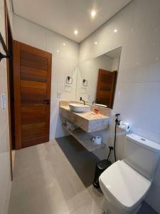 戈亚斯州上帕莱索Villa Tereza的一间带水槽、卫生间和镜子的浴室