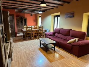 ClaravallsCa la Bet的客厅配有紫色沙发和桌子