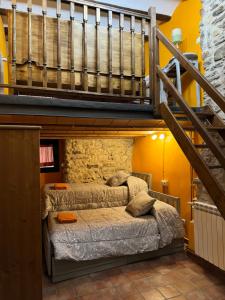 ClaravallsCa la Bet的一间带两张床的卧室和楼梯