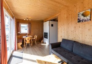 克利浦托尔1A Chalet Eck - Wandern und Grillen, Panorama Sauna!的客厅配有沙发和桌子