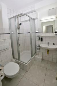 汉堡阿姆本特奈科斯特旅馆的带淋浴、卫生间和盥洗盆的浴室