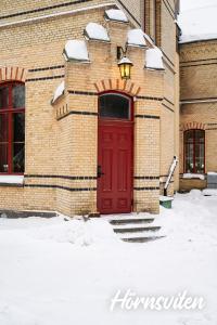 TimråMerlo Slott的雪地砖楼上的红门