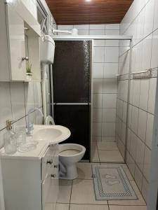 弗洛里亚诺波利斯Amplo apart. com sacada com ultra wifi的浴室配有卫生间、盥洗盆和淋浴。