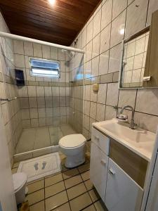 弗洛里亚诺波利斯Amplo apart. com sacada com ultra wifi的一间带卫生间和水槽的浴室