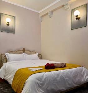 阿拉霍瓦Βoka's House的一间卧室配有一张黄色毯子床