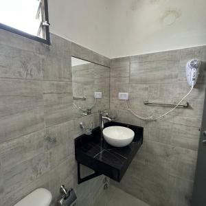 维拉卡洛斯帕兹Hotel Bellavista的一间带水槽和卫生间的浴室