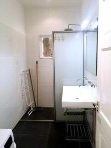克拉伦代克Caribbean Court E1的浴室设有白色水槽和镜子