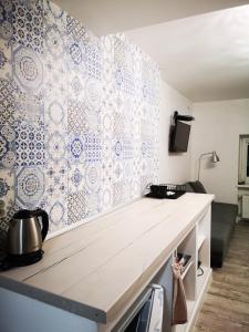 德武戈波莱兹德鲁伊Kot Pocztowy的厨房的墙壁上铺有蓝色和白色的瓷砖。