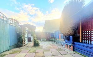 Havering atte BowerCosy Luxurious 3 Bedroom House, Free Parking, Free WiFi, Private Garden, Free Netflix的一座带凉亭的建筑的庭院