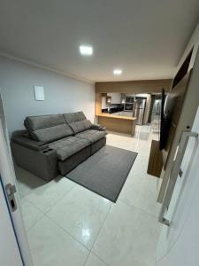 邦比尼亚斯Aparto Canto da Praia /40m d Mar的带沙发的客厅和厨房