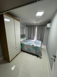 邦比尼亚斯Aparto Canto da Praia /40m d Mar的一间小卧室,配有床和窗户