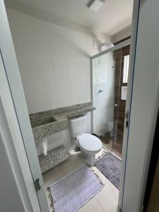 邦比尼亚斯Aparto Canto da Praia /40m d Mar的一间带卫生间和步入式淋浴间的浴室