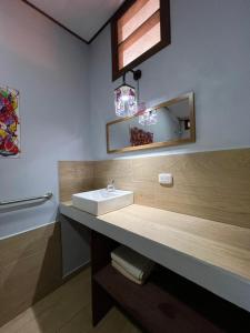 别霍港AmimodoBeachRooms的一间带水槽和镜子的浴室