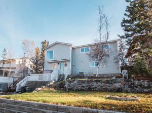 耶洛奈夫Yellowknife Downtown 50a ave Vacation Home的白色的石墙房子