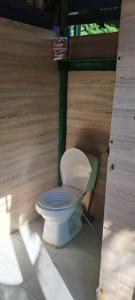 布兰卡滩Vista Linda Cabaña的木质结构内的厕所