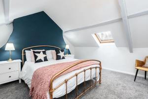 洛夫特斯The Cleveland Way, North Yorkshire的一间卧室设有一张床和蓝色的墙壁