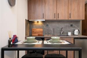 塞雷LP Citycenter Suite的厨房配有一张桌子和两个碗