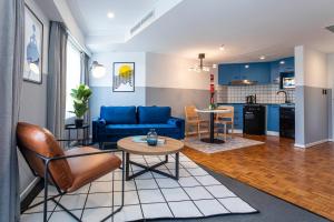 悉尼Gia Sydney的客厅配有蓝色的沙发和桌子