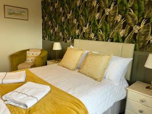 特维德上游的贝里克The Island View的一间卧室配有一张带热带壁纸的床