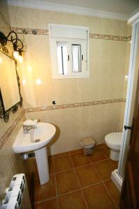 埃尔博斯克Casa Rural Rafael Alberti的一间带水槽和卫生间的浴室