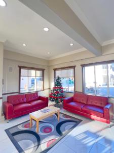 克内尔Ramada by Wyndham的客厅配有2张红色的沙发和圣诞树