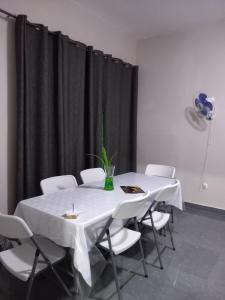 希莫尤Pensao do Viajante的一间带桌子和白色椅子的用餐室