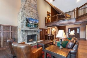 榉木山Rivendell的客厅设有石制壁炉和家具。