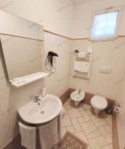 奥斯图尼Bed & Breakfast dei Colli的一间带水槽和卫生间的浴室